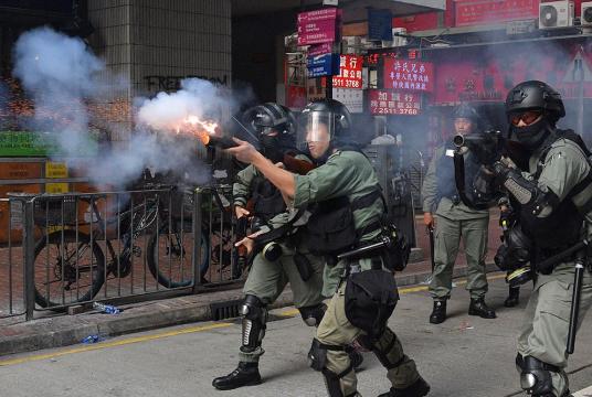 စက်တင်ဘာ ၂၉ ရက်က ဟောင်ကောင်လမ်းများတစ်လျှောက် ချီတက်လာကြသည့် ဆန္ဒပြသူများကို ရဲများက မျက်ရည်ယိုဓာတ်ငွေ့များဖြင့် ပစ်ခတ်နေစဉ် (Photo: AFP)