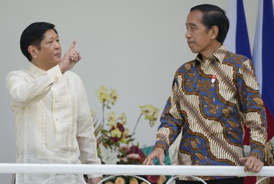 အင်ဒိုနီးရှားနိုင်ငံ ဘိုဂေါမြို့ရှိ သမ္မတအိမ်တော်တွင် အင်ဒိုနီးရှားသမ္မတ ဂျိုကိုဝီဒိုဒို(ယာ)နှင့် ဖိလစ်ပိုင်သမ္မတ ဖာဒီနန်မားကို့စ်ဂျူနီယာ(ဝဲ)တို့ စက်တင်ဘာ ၅ ရက်က တွေ့ဆုံနေစဉ် (Photo-AFP)