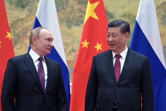 ၂၀၂၂ ခုနှစ် ဖေဖော်ဝါရီ ၄ ရက်က ပေကျင်းတွင် ရုရှားသမ္မတ ဗလာဒီမာပူတင် (ဝဲ) နှင့် တရုတ်သမ္မတ ရှီကျင်းပင်တို့ တွေ့ဆုံစဉ် (Photo – AFP)