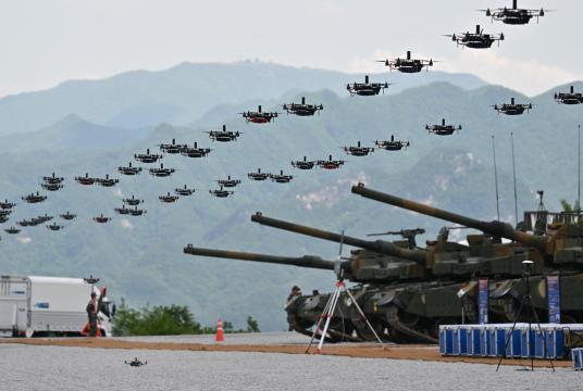 မေ ၂၅ ရက်က ပိုချွန်မြို့ရှိ စစ်ရေးလေ့ကျင့်ရေးကွင်းတွင် တောင်ကိုရီးယားနှင့် အမေရိကန်၏ ပူးတွဲစစ်ရေးလေ့ကျင့်မှုအတွင်း တောင်ကိုရီးယား၏ စစ်ဘက်သုံးဒရုန်းများနှင့် တင့်ကားများကို တွေ့ရစဉ် (Photo – AFP)