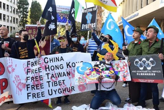 ဖေဖော်ဝါရီ ၃ ရက်က လော့အိန်းဂျလိစ်မြို့ရှိ တရုတ်ကောင်စစ်ဝန်ရုံးအပြင်ဘက်တွင် ၂၀၂၂ ပေကျင်းအိုလံပစ်ပြိုင်ပွဲကိုတက်ကြွလှုပ်ရှားသူများက ကန့်ကွက်ဆန္ဒပြနေပုံကို တွေ့ရစဉ်