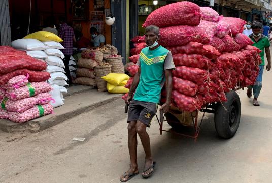 ဖေဖော်ဝါရီ ၂၂ ရက်က သီရိလင်္ကာနိုင်ငံ ကိုလံဘိုမြို့တော်ရှိ စျေးတစ်ခုတွင် အလုပ်သမားတစ်ဦးက ကြက်သွန်လှည်းကို ဆွဲနေစဉ်