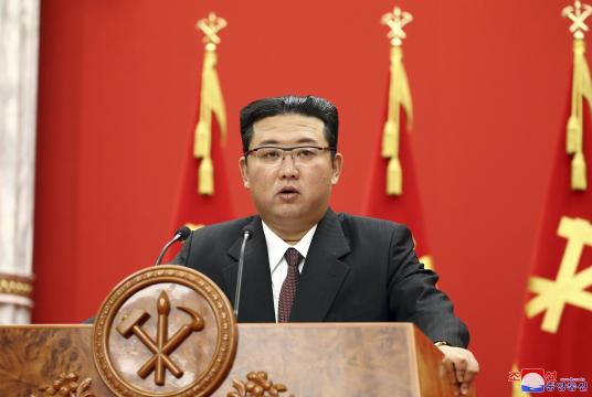 အောက်တိုဘာလ ၁၀ ရက်က ပြုံယမ်းမြို့တော်ရှိ လုပ်သားများပါတီ၏ ၇၆ ကြိမ်မြောက် နှစ်ပတ်လည်နေ့တွင် မိန့်ခွန်းပြောကြားနေသော ခေါင်းဆောင် ကင်ဂျုံအွန်အား တွေ့ရစဉ်