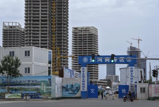 အောက်တိုဘာ ၄ ရက်က ပေကျင်းမြို့တော်အပြင်ဘက် တုံကျိုးမြို့ရှိ ဆောက်လက်စ စီးပွားရေးဆိုင်ရာရုံးအဆောက်အဦးများ၏ ဝင်ပေါက်ကို တွေ့ရစဉ် 