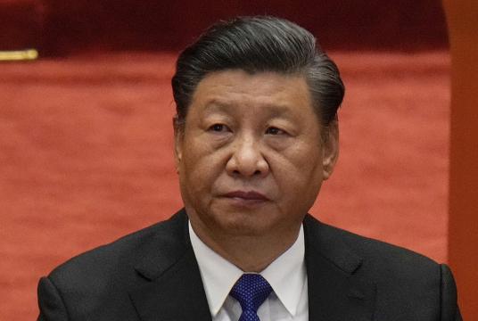 ၂၀၂၁ ခုနှစ် အောက်တိုဘာ ၉ ရက်က ပေကျင်းမြို့ရှိ ပြည်သူ့ခန်းမဆောင်တွင် ရှင်းဟိုင်တော်လှန်ရေး နှစ် ၁၁၀ ပြည့် အထိမ်းအမှတ် အခမ်းအနားသို့ တက်ရောက်လာသည့် သမ္မတရှီကျင်းပင်ကို မြင်တွေ့ရစဉ် 