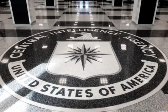 ၂၀၂၂ ခုနှစ် စက်တင်ဘာ ၂၄ ရက်က ဗာဂျီးနီးယားပြည်နယ် မက်ကလင်းမြို့ရှိ CIA ဌာနချုပ်၏ ဝင်ပေါက်တွင် CIA အမှတ်တံဆိပ်ကို တွေ့ရစဉ် (Photo – AFP)