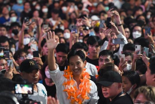 ဧပြီ ၂၂ ရက်က မြို့တော်ဘန်ကောက်၌ ပြုလုပ်ခဲ့သည့် မဲဆွယ်ပွဲတစ်ခုတွင် Move Forward ပါတီခေါင်းဆောင်၊ ဝန်ကြီးချုပ်လောင်း ပီတလိုင်ဂျာရွန်ရတ်ကို တွေ့ရစဉ် (Photo – AFP)