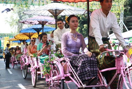 ယမန်နှစ်က အင်းလျားလမ်းတွင် ပြုလုပ်ခဲ့သည့် မြန်မာ့တိုင်းရင်းသားရိုးရာ သင်္ကြန်ပွဲတော်ဖွင့်ပွဲကို တွေ့ရစဉ် (ဓာတ်ပုံ-ပြည့်ဖြိုးအောင်)