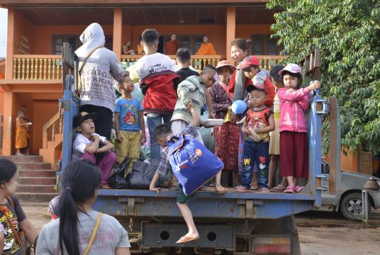 လားရှိုးမြို့ သီရိမင်္ဂလာမန်ဆူရှမ်းကျောင်းတိုက်သို့ ရောက်ရှိလာသည့် စစ်ဘေးရှောင်မိသားစုဝင်အချို့ကို သြဂုတ် ၁၈ ရက်က တွေ့ရစဉ် (ဓာတ်ပုံ-ထွန်းနေလှိုင် (နောင်ပိန်))