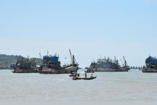 မြန်မာ့ပင်လယ်ပြင်အတွင်းမှ ငါးဖမ်းလှေကြီးများကို တွေ့ရစဉ်   