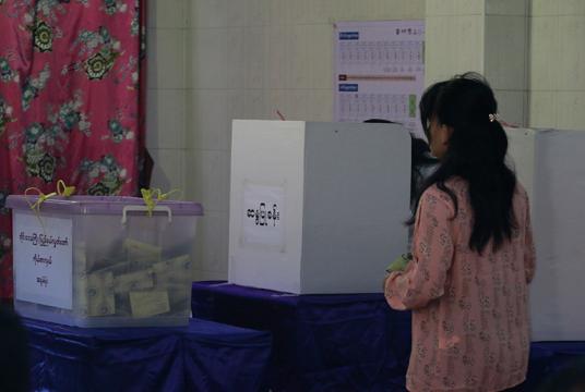 ၂၀၁၈ ခုနှစ် နိုဝင်ဘာ ၃ ရက်က ကျင်းပသည့် ကြားဖြတ်ရွေးကောက်ပွဲတွင် ဆန္ဒမဲပေးနေသူ တစ်ဦးအား တွေ့ရစဉ် (ဓာတ်ပုံ - အောင်မျိုးသန့်)