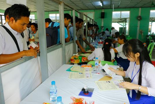               ၂၀၁၈ မတ်လတွင် ကိုရီးယားဘာသာ အရည်အချင်းစစ်စာမေးပွဲ ဖြေဆိုခွင့်ရရှိရန် မြောက်ဒဂုံမြို့နယ်ရှိ ပင်လုံအလုပ်သမား သင်တန်းကျောင်းသို့ လာရောက်စာရင်းသွင်းကြသူများကို တွေ့ရစဉ်