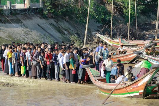 ရန်ကုန်မြို့သို့ သွားရောက်အလုပ်လုပ်ကိုင်မည့်သူများကို ဒလမြို့ဘက်ကမ်း လှေဆိပ်တစ်ခုတွင် တွေ့ရစဉ် (ဓာတ်ပုံ-ကြည်နိုင်)