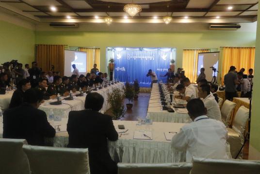 စက်တင်ဘာ ၁၇ ရက်က ကျိုင်းတုံမြို့တွင် အစိုးရနှင့် မြောက်ပိုင်း တိုင်းရင်းသားလက်နက်ကိုင်  လေးဖွဲ့ တွေ့ဆုံဆွေးနွေးပွဲ ပြုလုပ်စဉ်