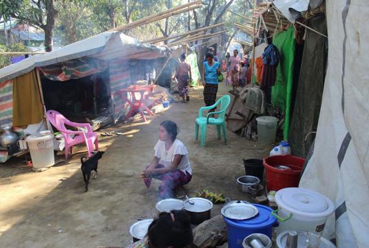 ကျောက်တော်မြို့နယ်မှ စစ်ဘေးရှောင်စခန်းတစ်ခုတွင် လာရောက်နေထိုင်နေရသည့် ဒေသခံများကို တွေ့ရစဉ်