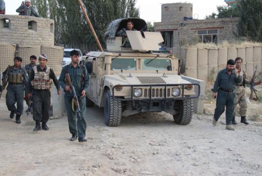 တာလီဘန်များနှင့် အာဖဂန် တပ်ဖွဲ့ဝင်များအကြား တိုက်ခိုက်မှုများကြောင့် အောက်တိုဘာ ၅ ရက်က ကန်ဒုဇ်မြို့မှ ထွက်ခွာနေသည့် ဒေသခံများ (Photo: AFP)