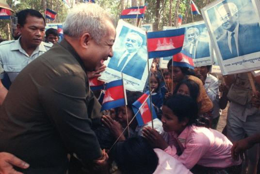 Norodom Sihanouk ထိုင်း-ကမ္ဘောဒီးယားနယ်စပ်အနီးတွင် ပြည်သူများ၊ မီဒီယာများနှင့် တွေ့ဆုံနေသည့် နိုရွန်ဒွန်သီဟာနုကို တွေ့ရစဉ်