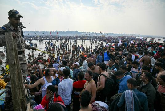ဇန်နဝါရီ ၂၉ ရက်က အိန္ဒိယနိုင်ငံပရာရာဂရက်မြို့ရှိ ဂင်္ဂါမြစ်တွင် ရေချိုးသန့်စင်ရန်ရောက်ရှိလာသူများကို တွေ့ရစဉ်(Photo: AFP)