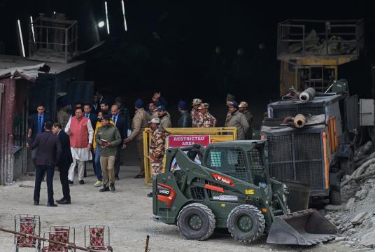 နိုဝင်ဘာ ၂၈ ရက်က အိန္ဒိယနိုင်ငံ ဥတ္တရခန်းပြည်နယ် ဥတ္တာကာရှီခရိုင်ရှိ ပြိုကျမြေအောက် ဥမင်လမ်းအတွင်း ပိတ်မိနေသူများကို ကယ်တင်ရန် ကယ်ဆယ်ရေးသမားများ ကြိုးပမ်းနေစဉ် (Photo-Reuters)
