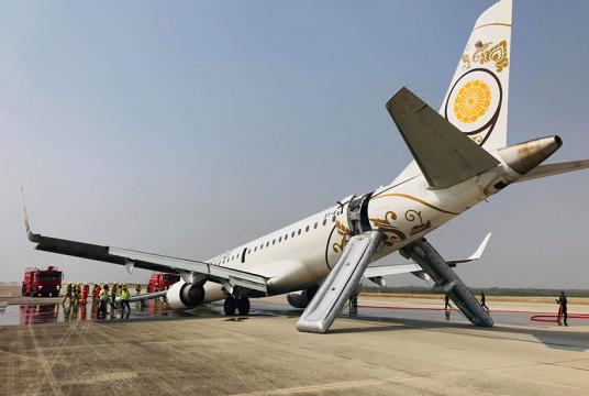 မန္တလေးတံတားဦးလေဆိပ်တွင် လေယာဉ်၏ (Nose Landing Gear) မကျသဖြင့် ဦးစိုက်အနေအထားဖြင့် အရေးပေါ်ဆင်းသက်ခဲ့ရသည့် Embraer 190 လေယာဉ်ကို တွေ့ရစဉ်  (ဓာတ်ပုံ- Capt မြတ်မိုးအောင်)