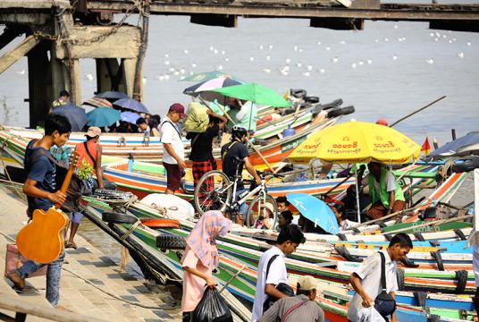 ရန်ကုန်မြို့ ဝါးတန်းဆိပ်ကမ်းရှိ သမ္ဗန်ဆိပ်တွင် သွားလာနေသူများကို မတ် ၃၁ ရက်က တွေ့ရစဉ် (ဓာတ်ပုံ-ကြည်နိုင်)