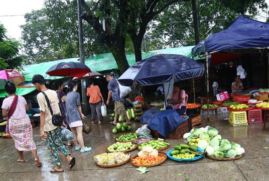 ရန္ကုန္ၿမိဳ႕ ေစ်းတစ္ေစ်းတြင္ ေစ်းသည္ေစ်း၀ယ္တို႔ကို စက္တင္ဘာ ၃၀ ရက္က ေတြ႕ရစဥ္ (ဓာတ္ပံု - ၾကည္ႏိုင္)