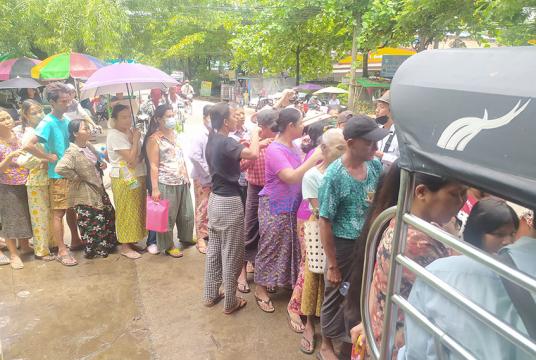  မြို့နယ်တစ်ခုအတွင်း သက်သာသောနှုန်းဖြင့် စားသုံးဆီရောင်းချပေးနေသည်ကို ပြည်သူများ တန်းစီဝယ်ယူနေကြစဉ် (ဓာတ်ပုံ - ကျော်ဇင်ဝင်း)