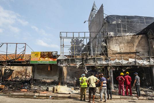  မေ ၁၄ ရက်တွင် ကိုလံဘို ဆင်ခြေဖုံးရှိ Minuwangoda မြို့၌ ဖျက်ဆီးခံရသော စျေးဆိုင်များကို စစ်ဆေးနေကြစဉ်