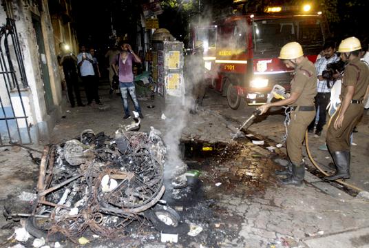  မေ ၁၄ ရက်တွင် ကိုလ်ကတ္တား၌ ဘီဂျေဘီပါတီထောက်ခံသူများနှင့် ကျောင်းသားများအကြား ပဋိပက္ခဖြစ်ပွားပြီး မီးလောင်မှုအား ငြှိမ်းသတ်နေစဉ်