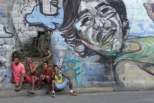 မေ ၁၅ ရက်တွင် ဗင်နီဇွဲလားမြို့တော် ကာရာကက်စ်၌ အနားယူနေကြသည့် လူငယ်များကို တွေ့ရစဉ် (Photo – AP)