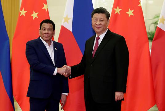 ဧပြီ ၂၅ ရက်တွင် ပေကျင်းရှိ ပြည်သူ့ခန်းမဆောင်၌ တရုတ်သမ္မတ ရှီကျင်ပင်း(ယာ)က ဖိလစ်ပိုင်သမ္မတ ဒူတာတေး(ဝဲ)အား နှုတ်ဆက်နေစဉ်