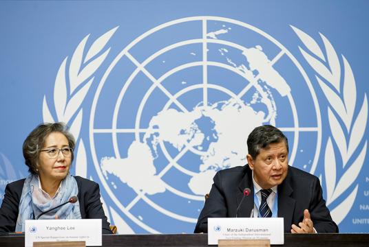 စက်တင်ဘာ ၁၇ ရက်က ဂျီနီဗာရှိ ကုလသမဂ္ဂ၏ ဥရောပဌာနချုပ်၌ သတင်းစာရှင်းလင်းပွဲတွင် မြန်မာနိုင်ငံဆိုင်ရာ ကုလသမဂ္ဂ အထူးကိုယ်စားလှယ် ယန်ဟီးလီ (ဝဲ)နှင့် အချက်အလက် ရှာဖွေရေးမစ်ရှင်၏ ဥက္ကဋ္ဌမာဇူကီဒါရုဇမန် (ယာ)တို့ကို တွေ့ရစဉ်