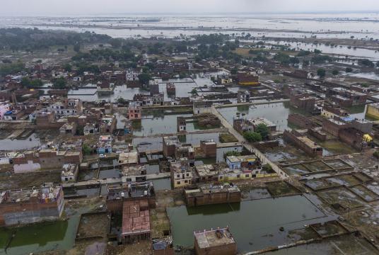 စက်တင်ဘာ ၂၈ရက်တွင် ဥတ္တရပရာဒေ့ရှ်ပြည်နယ်၌ ရေလွှမ်းနေမှုကို တွေ့ရစဉ်  / Photo : AP