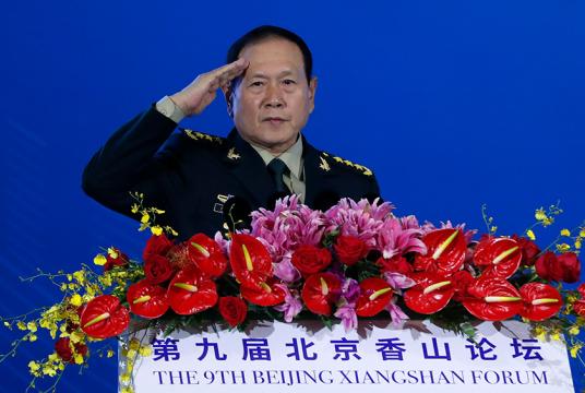   အောက်တိုဘာ ၂၁ ရက်တွင် ပေကျင်း၌ Xiangshan Forum တွင် တရုတ်ကာကွယ်ရေးဝန်ကြီး အဖွင့်မိန့်ခွန်းမပြောမီ အလေးပြုနေစဉ်