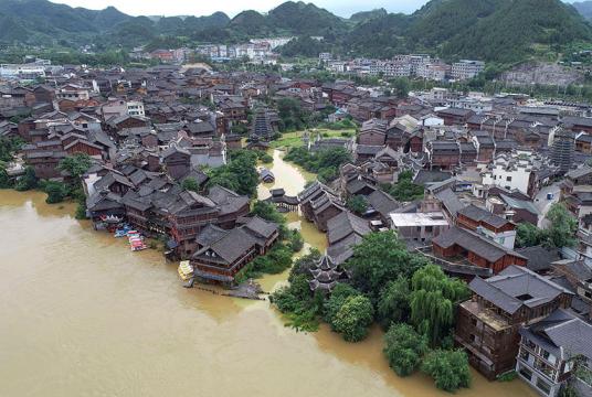 တရုတ်အနောက်တောင်ဘက် ကွီကျိုးပြည်နယ်ရှိ ခိုင်လီမြို့ရှိ ရှေးဟောင်းမြို့ရှားစီတွင် ရေကြီးနေသည်ကို ဇွန် ၂၃ က ဝေဟင်မှ မြင်တွေ့ရစဉ် (Photo : AP)