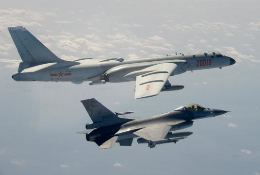 ထိုင်ဝမ်အနီး တရုတ်ဗုံးကြဲလေယာဉ် H-6 တစ်စင်းနှင့် ထိုင်ဝမ်၏ F-16 တိုက်လေယာဉ်တစ်စင်းတို့အား ထိုင်ဝမ်ကာကွယ်ရေးဝန်ကြီးဌာနက ဖေဖော်ဝါရီ ၁၀ တွင် ထုတ်ပြန်ခဲ့သောဓာတ်ပုံ၌ တွေ့ရစဉ်