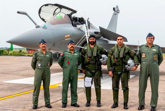 အိန္ဒိယနိုင်ငံ အမ်ဘာလာမြို့တွင် ဇူလိုင် ၂၉ ၌ ရာဖေးတိုက်လေယာဉ်နှင့် အိန္ဒိယလေတပ် ထိပ်တန်းတာဝန်ရှိသူများ၊ လေယာဉ်မှူးများအား တွေ့ရစဉ်