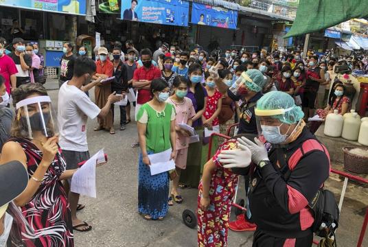 ထိုင်းနိုင်ငံ မဟာချိုင်ဒေသတွင် မြန်မာလုပ်သားများအား COVID-19 ပိုး ရှိ မရှိ အခမဲ့ စစ်ဆေးပေးနေစဉ် (Photo: AP)