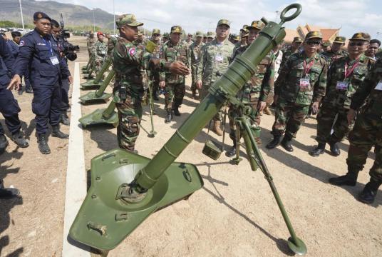 ၂၀၂၄ ခုနှစ် မေ ၁၆ ရက်က ကမ္ဘောဒီးယားနိုင်ငံတွင် စစ်ရေးလေ့ကျင့်မှုကို ပါဝင်ရန် ချီတက်နေသည့် တရုတ်စစ်သားများကို တွေ့ရစဉ် (Photo-AP)