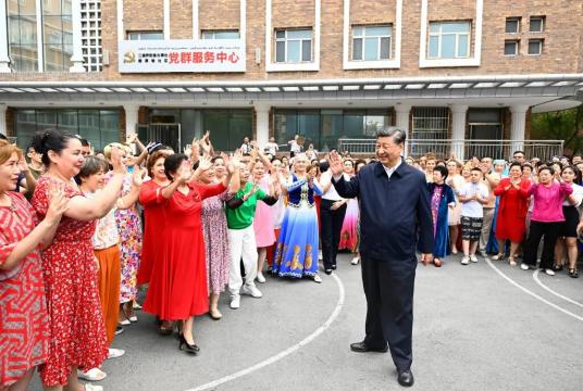 တရုတ်အစိုးရမီဒီယာက ထုတ်ပြန်ခဲ့သည့် ဓာတ်ပုံတွင် ဇူလိုင်လအတွင်းက ရှင်ကျန်ဒေသ၏ မြို့တော် ဥရုံချီသို့ အလည်အပတ်ရောက်ရှိနေသည့် ရှီကျင်းပင်ကို တွေ့ရစဉ် (Photo-AP)
