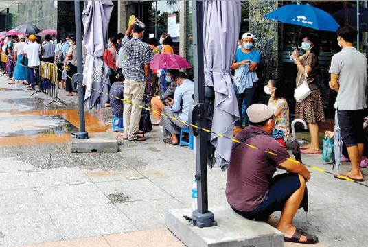 ငွေထုတ်ရန်အတွက် ATM စက်များရှေ့တွင် တန်းစီစောင့်ဆိုင်းနေရသူများကို တွေ့ရစဉ်