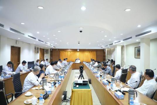 စီးပွားရေးနှင့် ကူးသန်းရောင်းဝယ်ရေး ဝန်ကြီးဌာန ပြည်ထောင်စုဝန်ကြီး ဦးအောင်နိုင်ဦးနှင့် ကုန်သည်စက်မှုအသင်းချုပ်  စီမံခန့်ခွဲရေးကော်မတီအဖွဲ့ဝင်များ အသင်းချုပ်၌ တွေ့ဆုံစဉ်