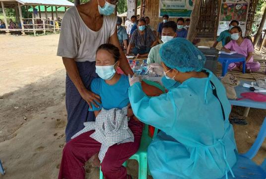​​​​​​​ရခိုင်ပြည်နယ် စစ်ဘေးရှောင်စခန်းတစ်ခုတွင် ကိုဗစ်ကာကွယ်ဆေးထိုးနေစဉ် (Photo –kansauk RHC)