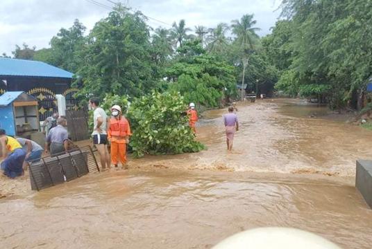 ပုဂံမြို့သစ်တစ်နေရာတွင် ရေကြီးရေလျှံနေစဉ်