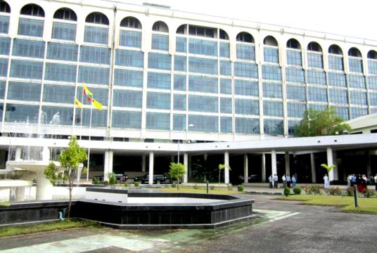 ရန်ကုန်မြို့ရှိ  မြန်နမာနိုင်ငံတော် ဗဟိုဘဏ်ရုံးကို တွေ့ရစဉ်