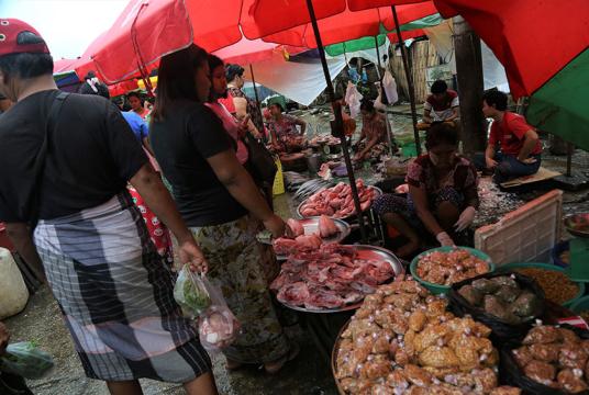 ရန်ကုန်မြို့ရှိ စျေးကြီးတစ်စျေးတွင် စျေးသည်စျေးဝယ်တို့ကို တွေ့ရစဉ် (ဓာတ်ပုံ - ကြည်နိုင်)