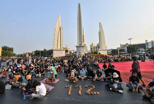 ဖေဖော်ဝါရီ ၁၃ ရက်က ဘန်ကောက်မြို့တော်ရှိ ဒီမိုကရေစီ အထိမ်းအမှတ်ကျောက်တိုင်တွင် စုရုံး ဆန္ဒပြနေသူများကို တွေ့ရစဉ် (Photo: AFP)