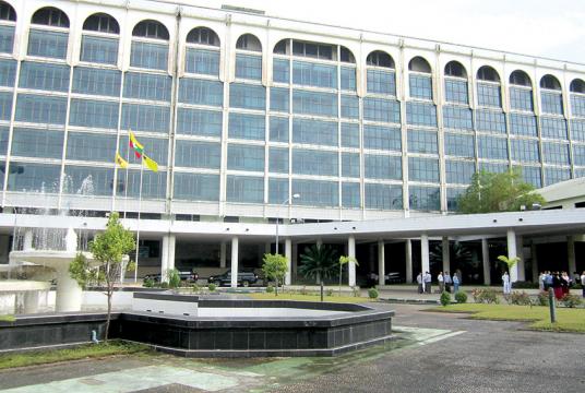 မြန်မာနိုင်ငံတော် ဗဟိုဘဏ် (ရန်ကုန်ဘဏ်ခွဲ) ကို တွေ့ရစဉ် (ဓာတ်ပုံ-စည်သူအောင်)