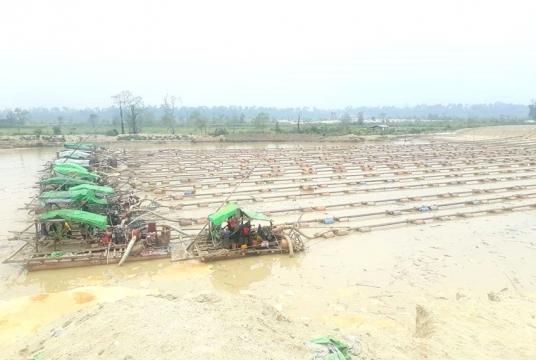 စစ်ကိုင်းတိုင်းဒေသကြီးအတွင်းရှိ ရွှေလုပ်ကွက်တစ်နေရာကို တွေ့ရစဉ်