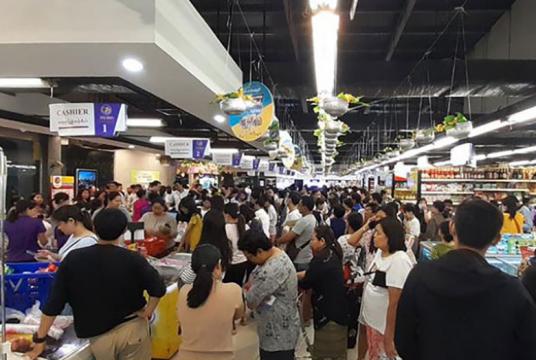 ကိုရိုနာဗိုင်းရပ်စ်နှင့် ဆက်စပ်သည့် သတင်းများကြောင့် ရန်ကုန်မြို့ရှိ စျေးဝယ်စင်တာ တစ်ခုတွင် စားသောက်ကုန် ဝယ်ယူသူများဖြင့် စည်ကားနေသည်ကို မတ်လအတွင်းက တွေ့ရစဉ်။ (ဓာတ်ပုံ-မျိုးထက်ပိုင်)
